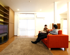 開放的でレトロモダンな明るいリビングが誕生